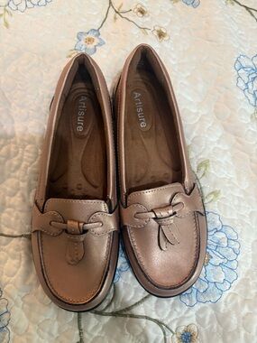 Artisure Women's Metallic Rose Gold Loafers size 6.5